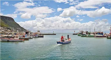  ?? PICTURE: ARMAND HOUGH/ANA ?? LOOSE LINES: Many line fishermen in Kalk Bay did not have their permits renewed for 2014 and this has affected the livelihood­s of boat crews and hawkers.