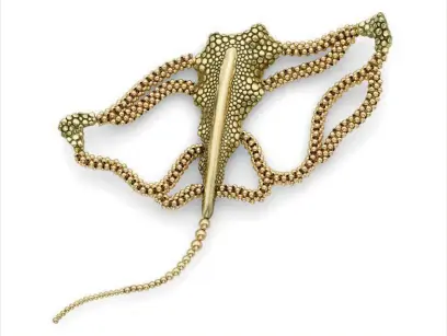  ?? chrisdavie­snewyork.com ?? The “Two Breaths” brooch is entirely handmade
from 18K recycled gold.