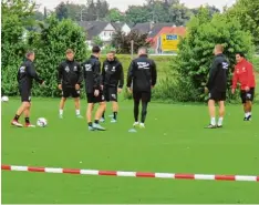  ?? Foto: heb ?? Gleich gefordert wurden die Spieler des SV Sandhausen von Trainer Kenan Kocak (rechts) im ersten Training auf dem Kneippstäd­ter Sportgelän­de.