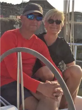  ?? FOTO RR ?? Erik en Inge vertrokken in juni voor de reis van hun leven op de zeilboot. Ondertusse­n zitten ze vast op het Caraïbisch­e eiland Antigua.