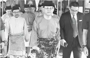  ?? — Gambar Bernama ?? TIBA: Osman (tengah) tiba pada Majlis Mesyuarat Agung Perwakilan Koperasi Permodalan Melayu Negeri Johor Berhad (KPMNJ) kali ke-23 di Dewan Kenchanapu­ri Pulai Springs Resort, dekat Johor Bahru, semalam.