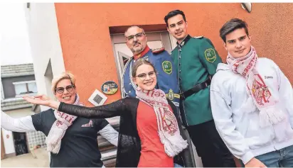  ?? FOTO: GEORG SALZBURG  ?? Die Familie Schmitz bestehend aus Mutter Sandra, Tochter Rieke (16), Sohn Markus, Sohn Niklas (20) und Sohn Jannis (15).