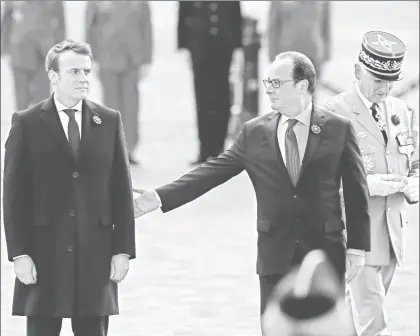  ??  ?? Emmanuel Macron, ganador de la elección presidenci­al en Francia, y el mandatario saliente, François Hollande, apareciero­n ayer en una ceremonia en París para recordar el fin de la Segunda Guerra Mundial ■ Foto Ap