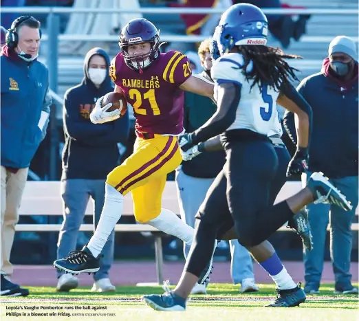  ?? KIRSTEN STICKNEY/SUN-TIMES ?? Loyola’s Vaughn Pemberton runs the ball against Phillips in a blowout win Friday.