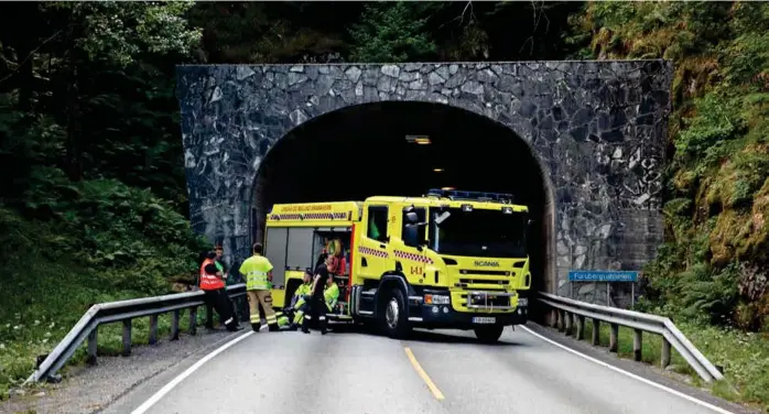  ??  ?? STENGT: Furubergtu­nnelen var stengt i flere timer etter dødsulykke­n mandag. Først i 17-tiden ble tunnelen åpnet for trafikk igjen.
