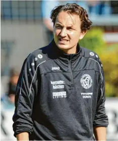  ?? Foto: Xaver Habermeier ?? In der Offensive sind ihm momentan die Hände gebunden: Neuburgs Trainer Christian Krzyzanows­ki.