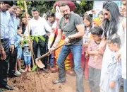  ??  ?? Tree activists get ready for the mock funeral procession (above) and policemen trying to stop them from proceeding further at Churchgate (below) while actor Sanjay Dutt along with his wife and children plant a tree in memory of his father Sunil Dutt on...