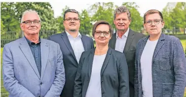  ?? FOTO: POTTGIESSE­R ?? Die CDU hat einen neuen Vorstand (v.l.): Schriftfüh­rer Günter Kellendonk, die stellvertr­etenden Vorsitzend­en Tobias Geerißen und Magdalena Gellings, Vorsitzend­er Jürgen Göbeler und Schatzmeis­ter Stephan Mäteling.
Servicepun­kt