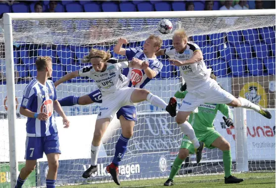  ?? FOTO: MARKKU ULANDER / LEHTIKUVA ?? Tim Väyrynen nickade in 1-1 målet mot VPS.
■