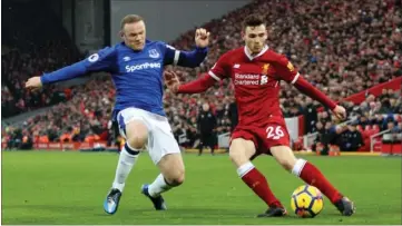  ?? FOTO: PETER BYRNE/AP ?? Evertons Wayne Rooney og Liverpools Andrew Robertson i naerkamp i klubbernes første møde i december. I dag mødes lokalrival­erne igen.