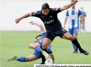  ?? ?? DISPUTADO. Christian ganha a bola a um adversário