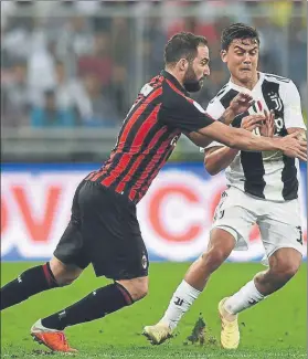  ?? FOTO: GYI ?? Adiós al Milán Higuaín, en lucha con Dybala, se despidió el miércoles en la Supercoppa