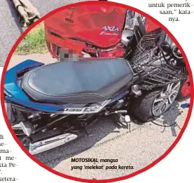  ??  ?? MOTOSIKAL mangsa yang ‘melekat’ pada kereta.