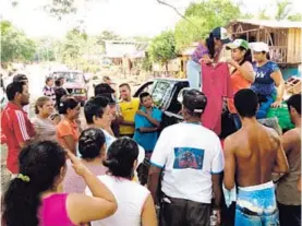  ?? JULIO SEGURA ?? Gente de zonas lejanas a Bebedero llega con ayuda.