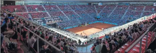  ??  ?? PANORÁMICA. La pista central del Mutua Madrid Open, la Manolo Santana, favorece la velocidad del juego en tierra debido a la altitud.