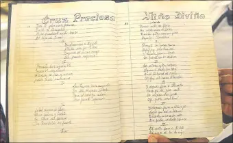  ??  ?? El libro de cánticos está escrito a mano por los cultores del arte y la fe.