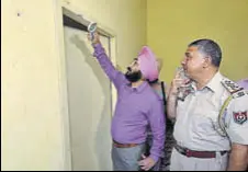  ?? GURPREET SINGH/HT ?? A forensic expert inspecting the spot at Dugri police station in Ludhiana where the accused committed suicide.