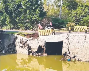  ?? DOKUMEN ?? SEBELUM DAN SESUDAH: Luapan Kali Lamong membuat sejumlah infrastruk­tur jalan dan jembatan rusak terdampak banjir. Salah satunya, Jembatan Klampok, Benjeng. Foto atas, Jembatan Klampok sebelum hanyut terseret arus.