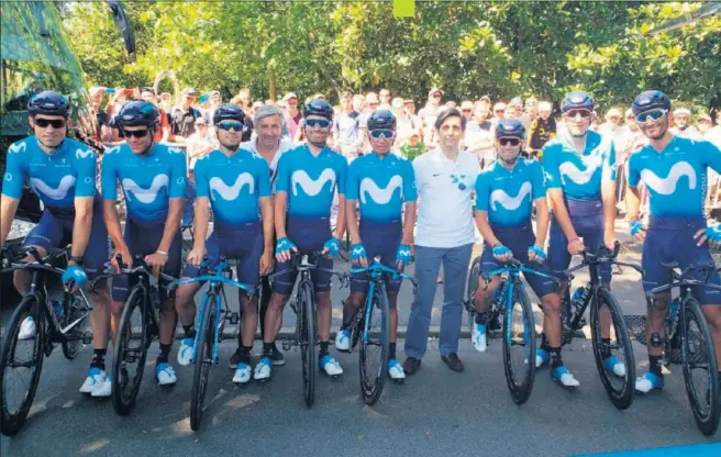  ??  ?? UN EQUIPO. Los ciclistas del Movistar y su mánager, Eusebio Unzué, posan junto a José María Álvarez-Pallete, presidente de Telefónica, durante el pasado Tour de Francia.