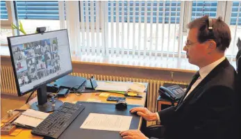  ?? FOTO: ADK ?? Landrat Heiner Scheffold beim Online-Meeting.
Die Fördermitt­el
Städten und Gemeinden
