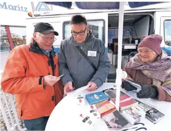  ?? RP-FOTO: ACHIM BLAZY ?? „Die Haupteinbr­uchszeit ist tagsüber - zwischen 16 und 20 Uhr“, erklärt Udo Wilke (Mitte) von der Kreispoliz­ei - hier am Infostand im Gespräch mit Gertrud Brüggemann und Harry Zywietz.