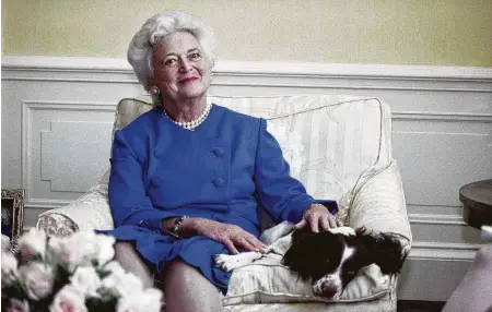  ?? Doug Mills / Associated Press ?? En esta foto de archivo, de 1990, Barbara Bush posa junto a su perra Millie, en la Casa Blanca, en Washington. La ex primera dama falleció el martes 17 de abril de 2018, a los 92 años de edad.