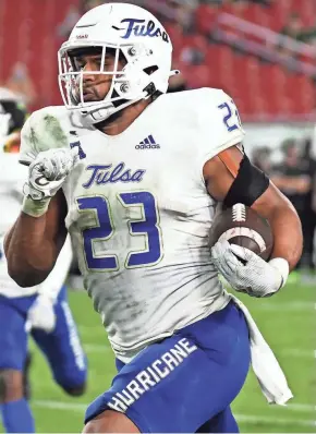  ?? JONATHAN DYER / USA TODAY ?? Inside linebacker Zaven Collins had four intercepti­ons during his redshirt junior year at Tulsa this past season.