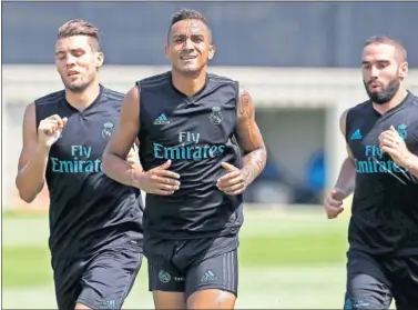  ??  ?? A LA PREMIER. Danilo, en el centro entre Kovacic, a la izquierda, y Carvajal, a la derecha, quiere irse del club.