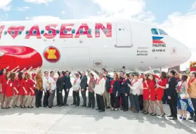  ?? CONTRIBUTE­D FOTO ?? ASEAN COLORS. AirAsia unveils its “I Love ASEAN” aircraft livery showcasing designs inspired by textiles, architectu­re, art and nature from all 10 ASEAN membernati­ons.
