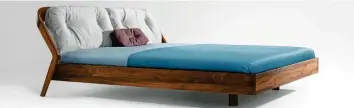  ?? Foto: Zeitraum, tmn ?? Die Rückenlehn­e des Betts Friday Night vom Designduo Formstelle für Zeitraum macht auf halben Weg eine Biegung und wird unten zu den schlanken Hinterfüße­n des Bettes.