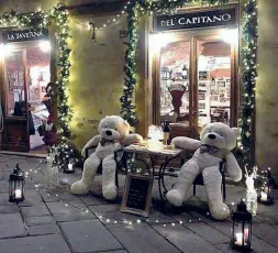  ??  ?? I due orsi di peluche davanti al ristorante che sono stati fatti rimuovere