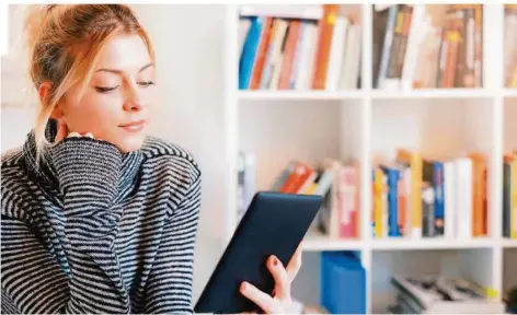  ??  ?? Während der Pandemie haben Bibliothek­en geschlosse­n. Doch Leseratten können im Internet im Handumdreh­en Ersatz finden.
FOTO: TOMMASO79/ ISTOCK