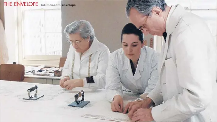  ?? Focus Features ?? SUSAN CLARK, left, plays Biddy in “Phantom Thread.” The former teacher of dressmakin­g and tailoring taught star Daniel Day-Lewis, right, about couture.