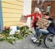  ?? Foto: R. Zoellner, dpa ?? Trauernde legten Blumen vor der Ein‰ richtung ab.