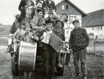  ?? Foto: Sammlung Karl Kleiber ?? Die kunterbunt­e Gruppe ist aus Memmenhaus­en beim Fasching 1940 unterwegs, fotografie­rt gegenüber dem ehemaligen Gasthaus Bäckerwirt.