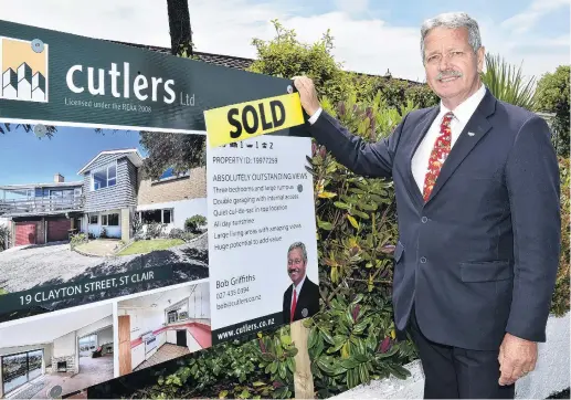  ?? PHOTO: GREGOR RICHARDSON ?? Sign of the times . . . Cutlers real estate agent Bob Griffiths and a recent sale in the city. Dunedin real estate agents are reporting many homes selling with an additional ‘‘premium payment’’.