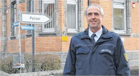  ?? FOTO: JEK ?? Auch, wenn er sich sein erstes Jahr in Mengen anders vorgestell­t hatte, hat sich Jürgen Kretzer als Leiter des Mengener Polizeipos­tens gut eingewöhnt.