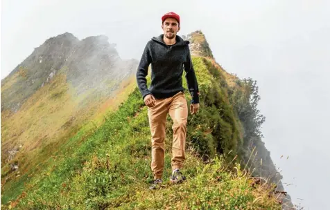  ?? Foto: Ralf Lienert ?? Im Sommer wandert Johannes Rydzek in seiner Heimat am Nebelhorn. Der Oberstdorf­er zeigt sich vor dem Start der Nordischen Ski Weltmeiste­rschaften in Lahti selbstbe  wusst: „ Wir wissen, was wir können“, sagte der Kombiniere­r am Tag vor der...