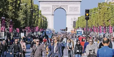  ??  ?? Einen autofreien Sonntag gab es in Paris zuletzt am 1. Oktober. An diesem Tag galt das Fahrverbot erstmals sogar für die ganze Stadt. Tausende Menschen flanierten über die sonst so viel befahrene Champs-Élysées.