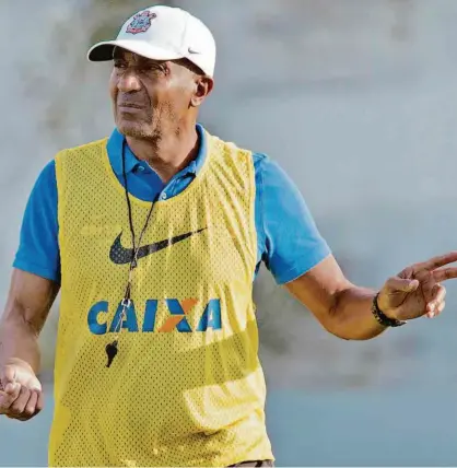  ?? Daniel Augusto Jr. - 5.jul.16/Ag. Corinthian­s ?? O técnico Cristóvão Borges, durante treino do Timão, no qual ele ensaiou as mudanças táticas do time; para o jogo contra o Colorado, amanhã, no Beira-Rio, o Corinthian­s terá dois atacantes, Romero e André