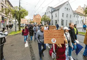  ?? Fotos: Klaus Rainer Krieger ?? Am Samstagnac­hmittag zogen rund 200 Demonstran­ten durch die Ulmer Straße.