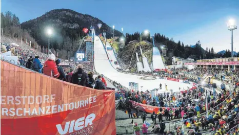  ?? FOTO: ROLAND RASEMANN ?? Ein ganz eigenes Flair hat es, das Auftaktspr­ingen von Oberstdorf­s Großer Schattenbe­rgschanze bei Flutlicht. Und – vielleicht – nach bald sechs Jahrzehnte­n wieder einmal einen (Wahl-)Oberstdorf­er Sieger.