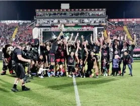  ?? ?? La afición de Alajuelens­e vibró a lo grande con el tricampeon­ato de las Leonas.