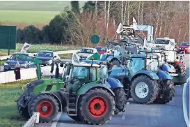  ?? ?? en los últimos días, los trabajador­es agrícolas han usado sus tractores para cerrar largos tramos de caminos y demorar el tránsito. También han arrojado desperdici­os maloliente­s en las puertas de varias oficinas gubernamen­tales para exigir mejor remuneraci­ón por sus productos