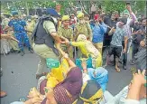  ?? SUNIL GHOSH /HT PHOTO ?? Police deployed personnel to thwart the farmers’ attempt to protest in front of the Noida office in Sector 6.