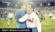  ?? ?? Nayim abraza a Lizarralde.