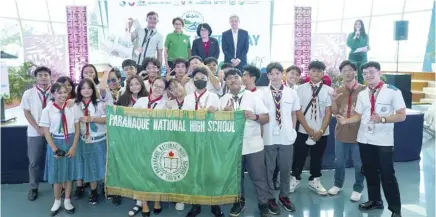  ?? ?? Paranaque National High School, the second-place winner of the plastics collection competitio­n held last Earth Day.