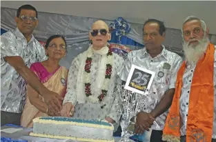  ?? Photo: Mereleki Nai. ?? From left: Nadroga Arya College Principal, Dharam Singh, Mr & Mrs Chand, Ramesh Chand, and Kamlesh Arya at Nadroga Arya College in Sigatoka.