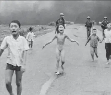  ?? FOTO: RITZAU SCANPIX ?? Den nøgne og forbrændte Kim Phuc i midten af billedet har nu 47 år efter skrevet en bog om sit liv efter Vietnam- krigen.