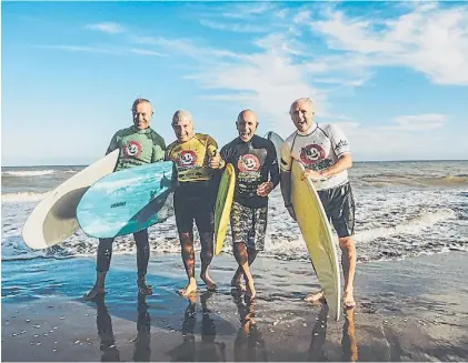  ?? ?? Risas a la orilla del mar. Un deporte que no sabe de edades y que llegó al olimpismo en Tokio 2020.